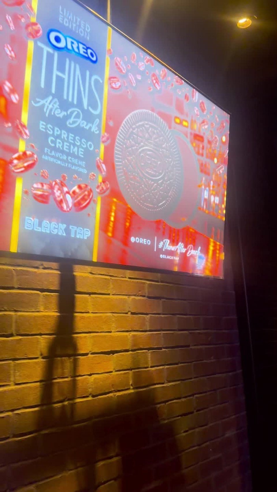 The illuminated OREO Thins Espresso Crème display. Video still.